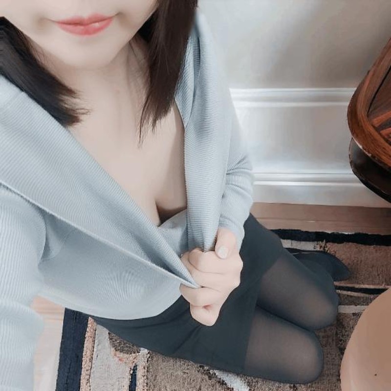 赤と黒 巴♡まみ ミニスカ?