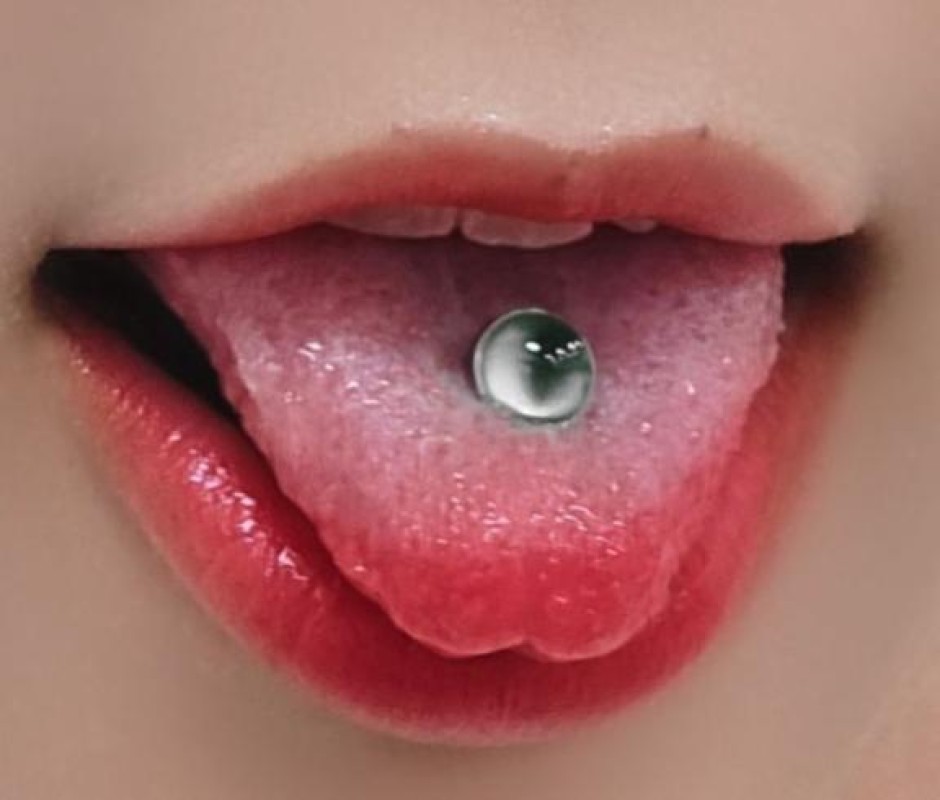 かな舌ピアス?